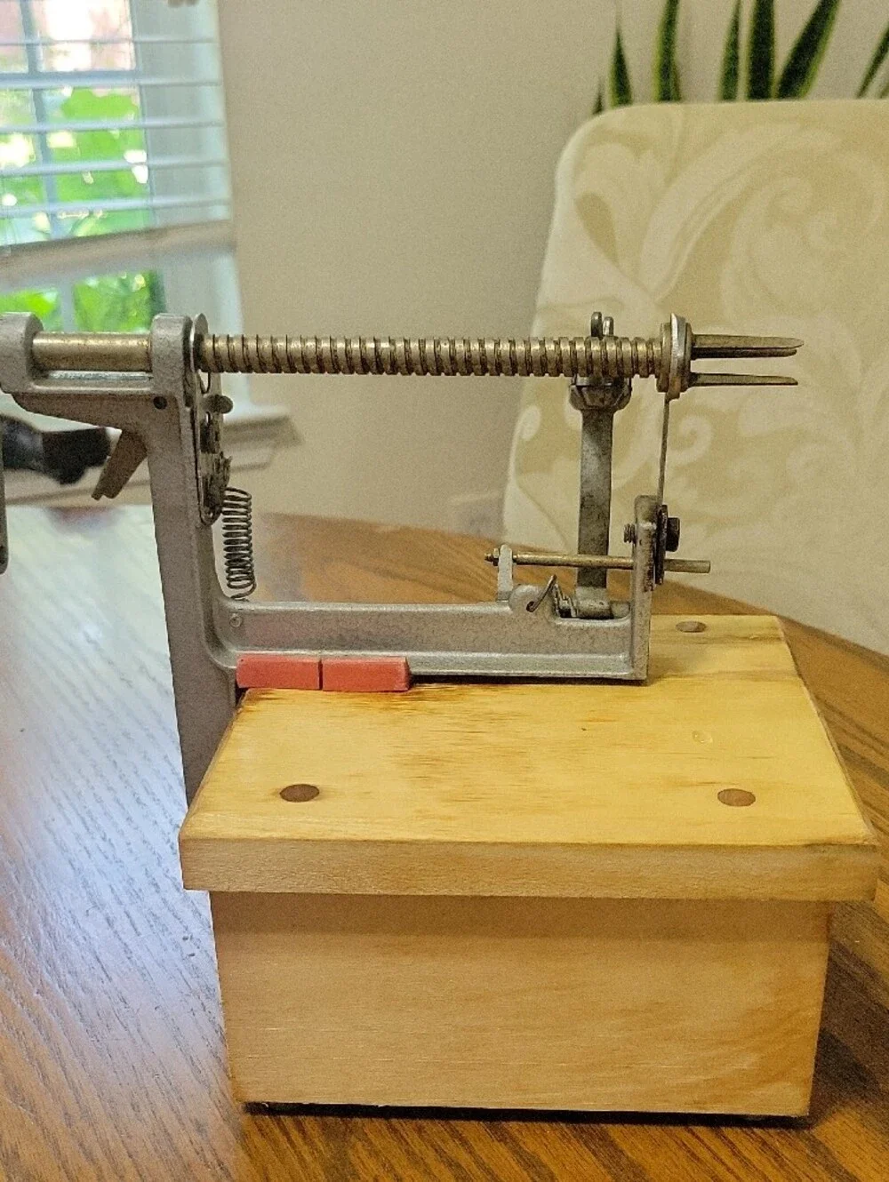 Pampered Chef Handheld Apple Peeler with Red Handle with Base